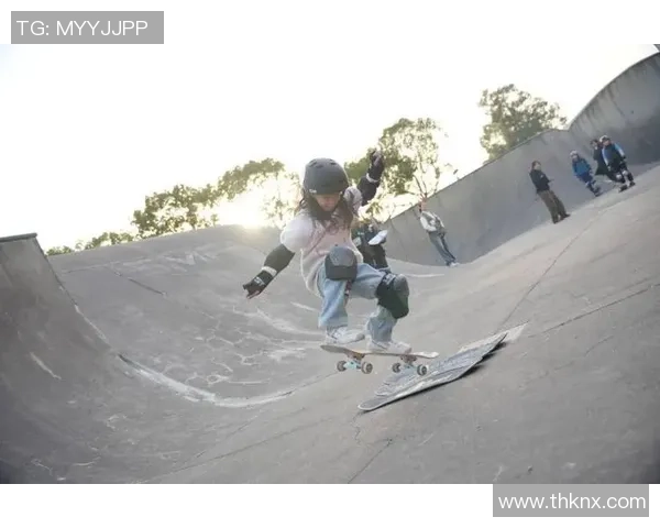 重庆滑板队在极限运动嘉年华中的灵活性表现引发热议与赞赏